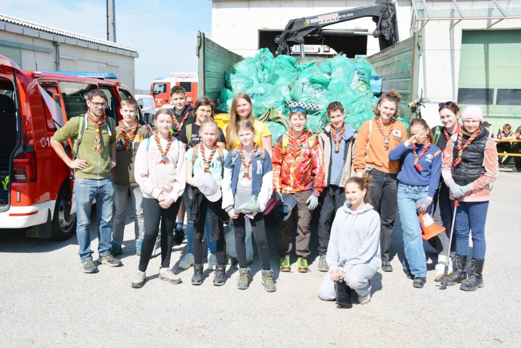 Hörschinger Pfadfinder und Pfadfinderinnen mit dem gesammelten Müll der Flurreinigung 2025.