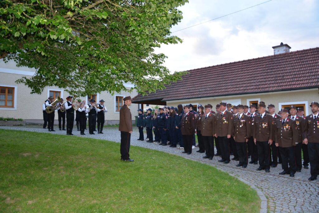 Aufstellung der freiwilligen Feuerwehren der Befehlsausgabe anlässlich der Florianimesse 2025.
