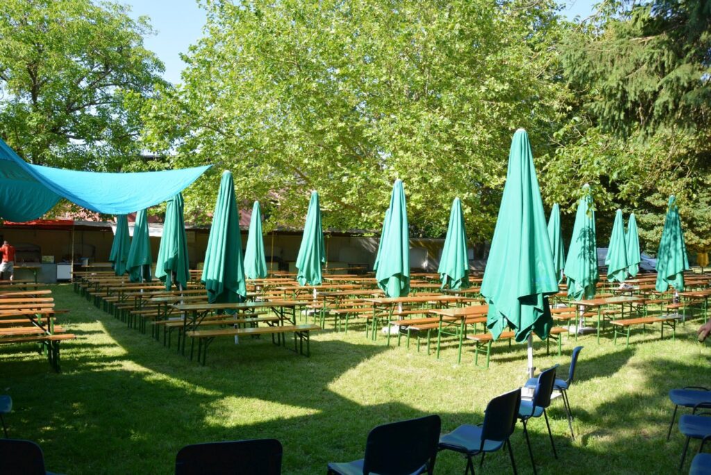 Fertig hergerichteter Festplatz für das Pfarrfest 2025