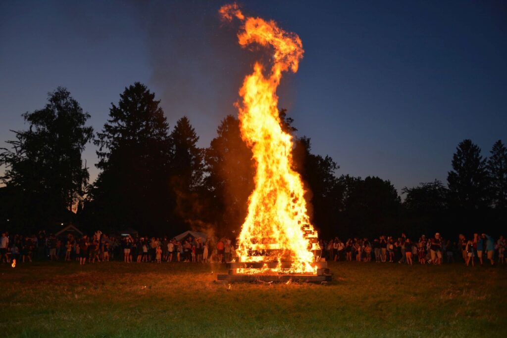 Brennendes Sonnwendfeuer
