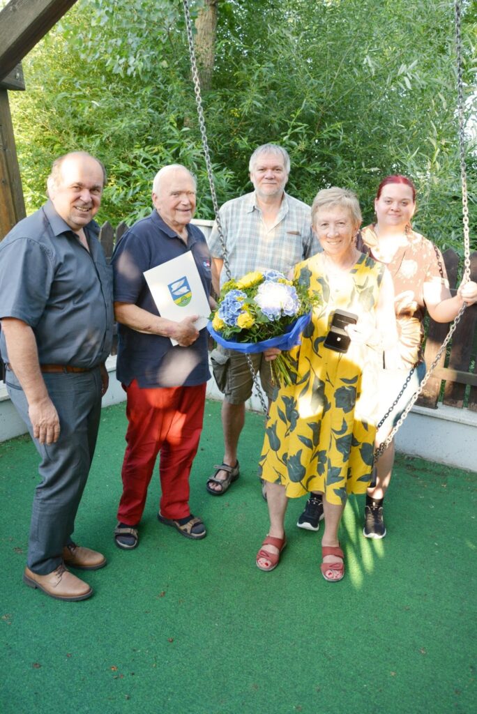 Gruppenbild zur Verleihung des Ehrenzeichens an Gitti Gracon
