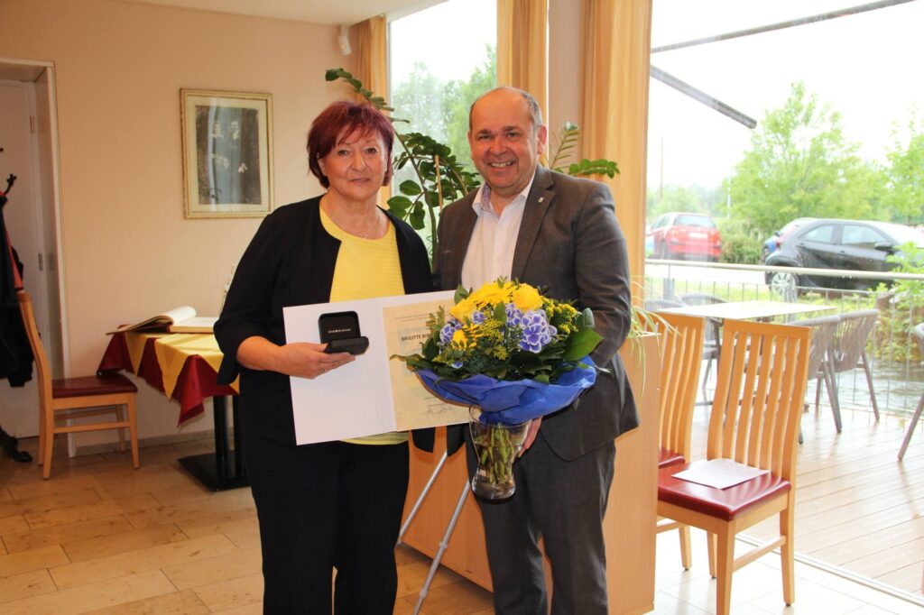Überreichung des Ehrenzeichens der Marktgemeinde Hörsching an Brigitte Rittenschober